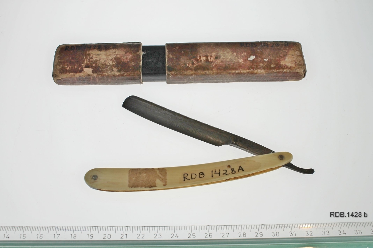 Sammenleggbar barberkniv med etui. Knivhåndtaket er laga av bein og knivbladet av stål kan foldes inn i skaftet. Kniven ligger i et brunt pappetui.