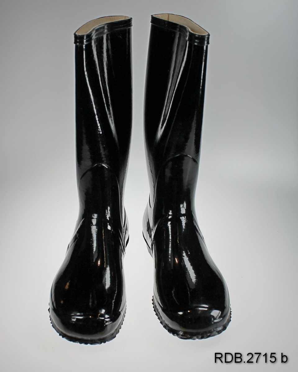 Et par nye, svarte Viking gummistøvler str. 34. Støvlene er fôra med beige stoff. Støvlene er innpakket i papir og ligger i originaleske. Rengjøringsanvisning av gummifottøy ligger i eska.