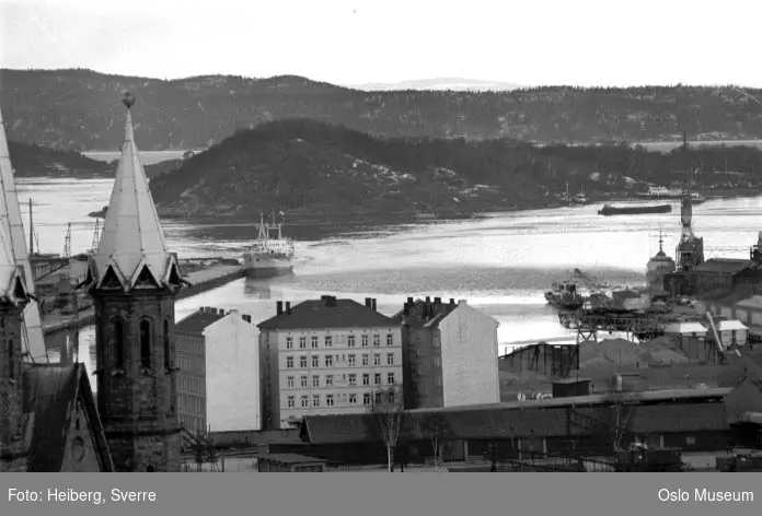 utsikt, Grønlands kirkes spir, jernbane, bygårder, havn, skip, fjord, øy
