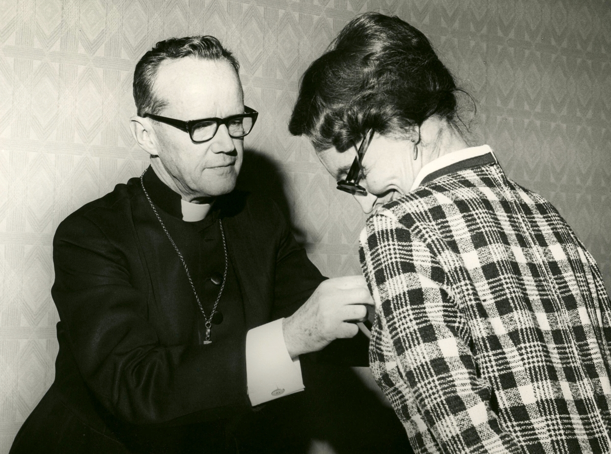 Medaljutdelning av biskop Bo Giertz till Mary Ekman i Församlingshemmet vid Biskopsvisitationen år 1966. Mary Ekman arbetade bland annat som söndagsskollärare.