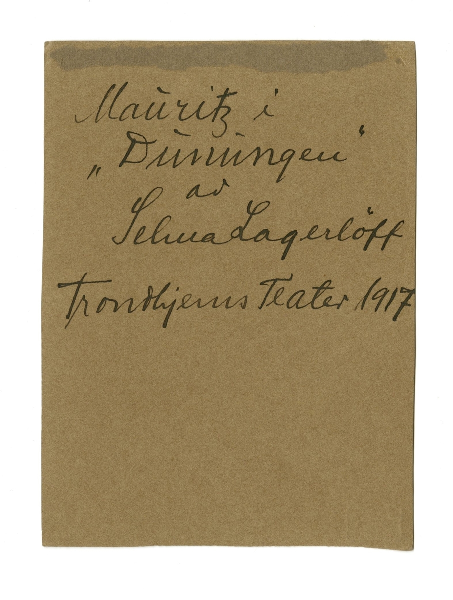Portrett av Idar Trana i rollen som Mauritz i Dunungen av Selma Lagerlöff. 

Satt opp ved Trondhjems Teater i 1917.
