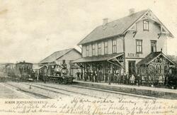 Damplokomotiv type 10a med tog på Askim stasjon. Mange reise