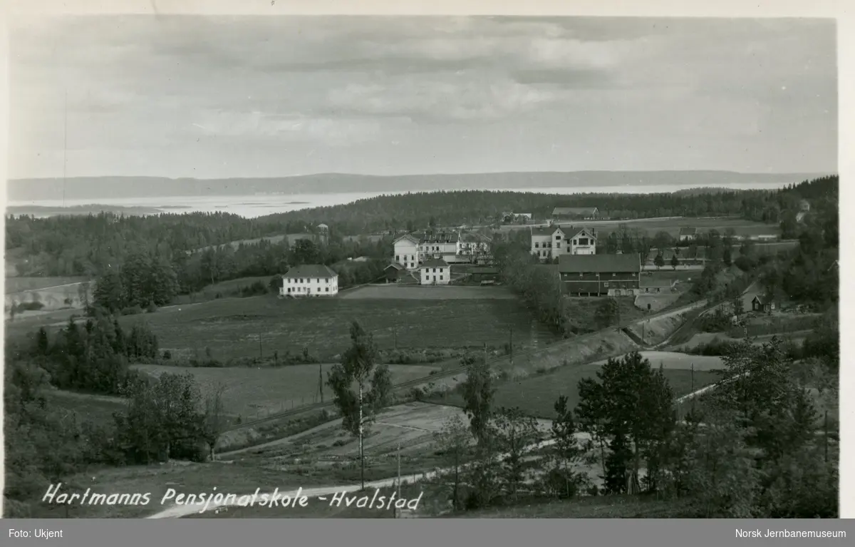 Drammenbanens trase ved Hvalstad. Hartmanns pensjonaltskole i bakgrunnen