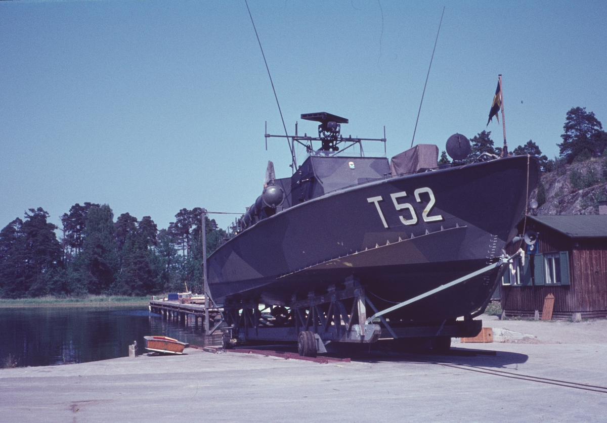Bilden visar motortorpedbåten T 52 som har tagits upp på land på en slip.