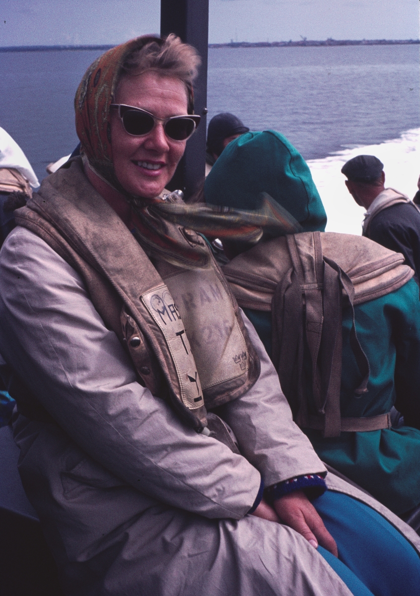 Bilden visaren kvinnlig besökare i skyddskläder ombord på en motortorpedbåt.