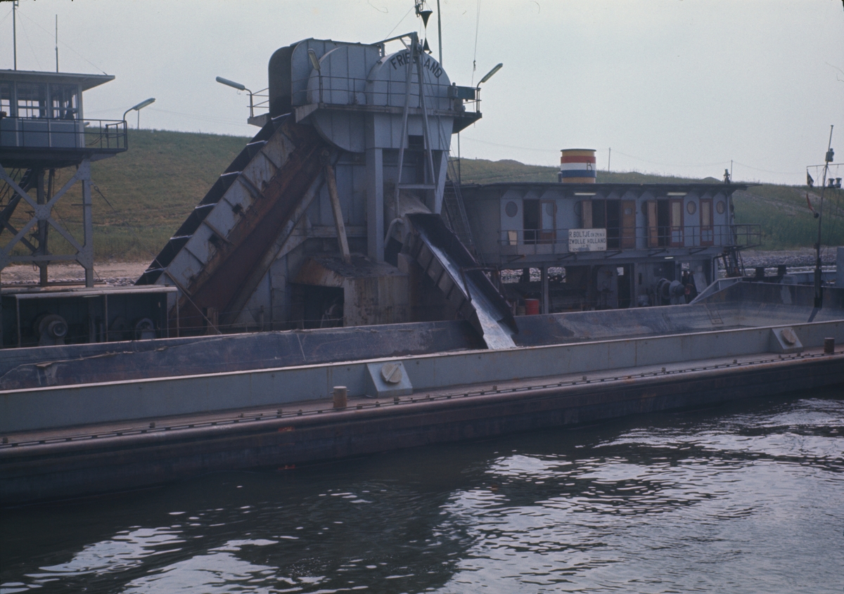 Bilden visar en mudderverk med namn "Friesland" under arbete i Kielkanalen.