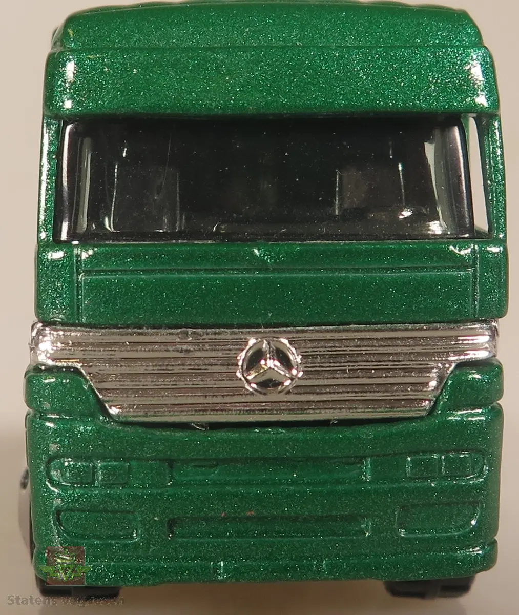 Modell lastebil av en Mercedes Benz Actros, modellastebilen er farget grønn.