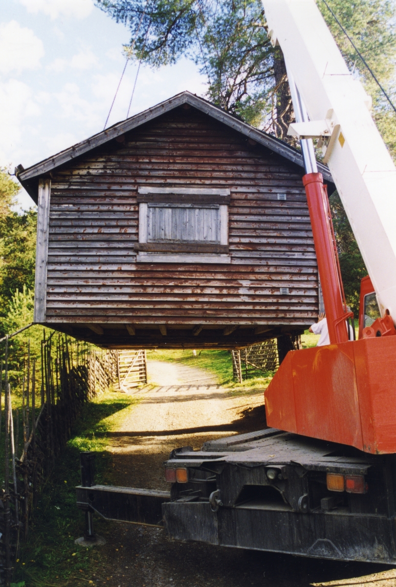 Flytting av Tvengestølen fra Nørre Trøllhøvd, Vestre Slidre til Valdres Folkemuseum i 1998