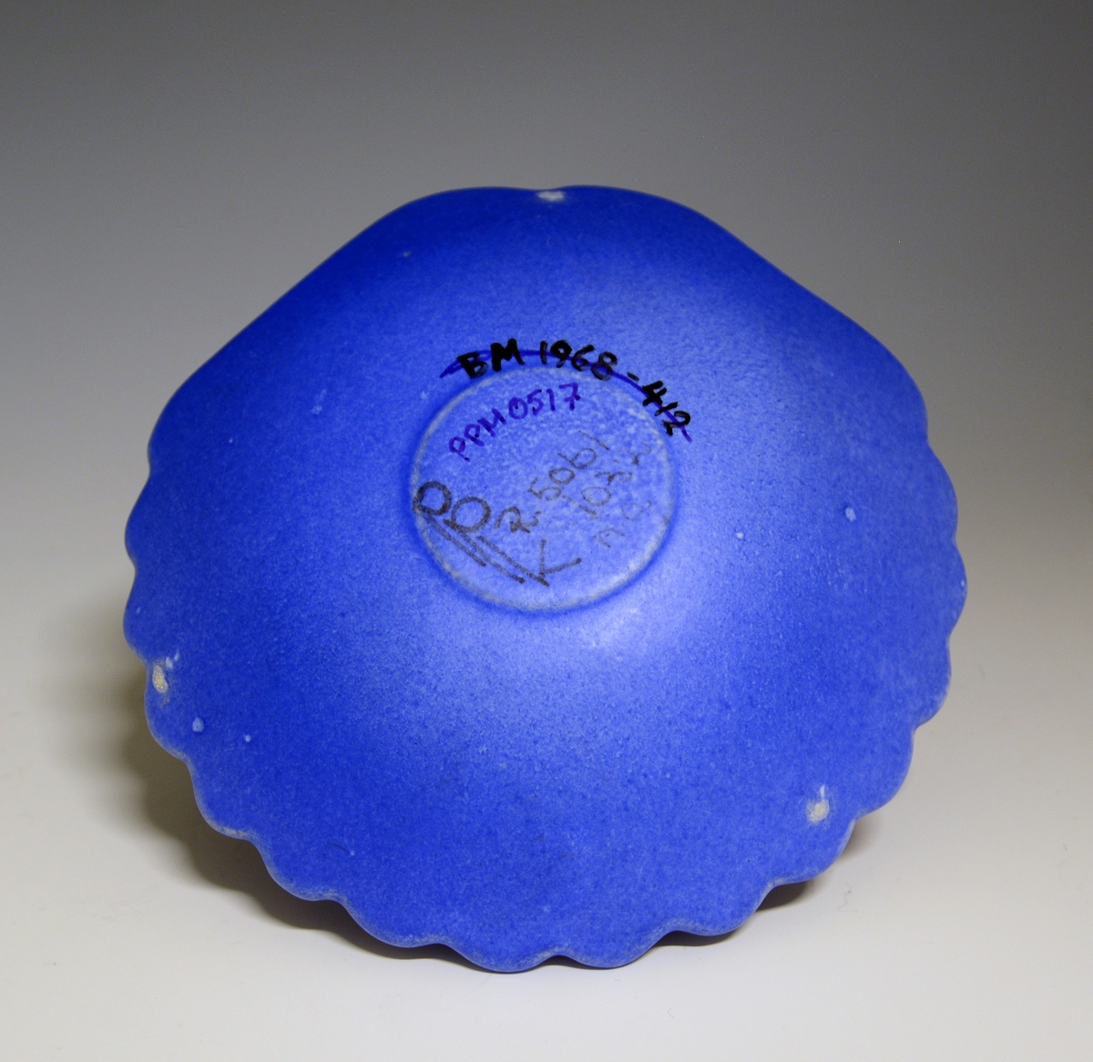 Prot: Skål av "keramikk" formet som et skjell. Blå glasur.

Modell: 5061 
Dekor: 1032