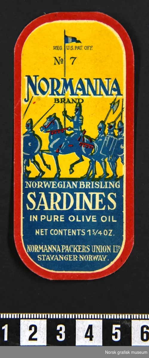 Små etiketter i blått, rødt og gult. Fremstilling av riddere bak teksten. 

"Norwegian brisling sardines in pure olive oil"