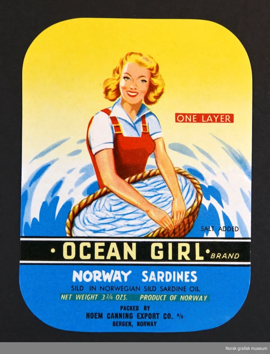 En bunke etiketter med en illustrasjon av en smilende blond kvinne med en kurv full av fisk.

"Norway sardines sild in Norwegian sild sardine oil"