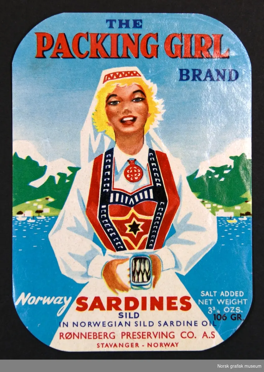 En bunke etiketter med en blond kvinne kledd i bunad som sentralt motiv. 

"Norway sardines sild in Norwegian sild sardine oil"