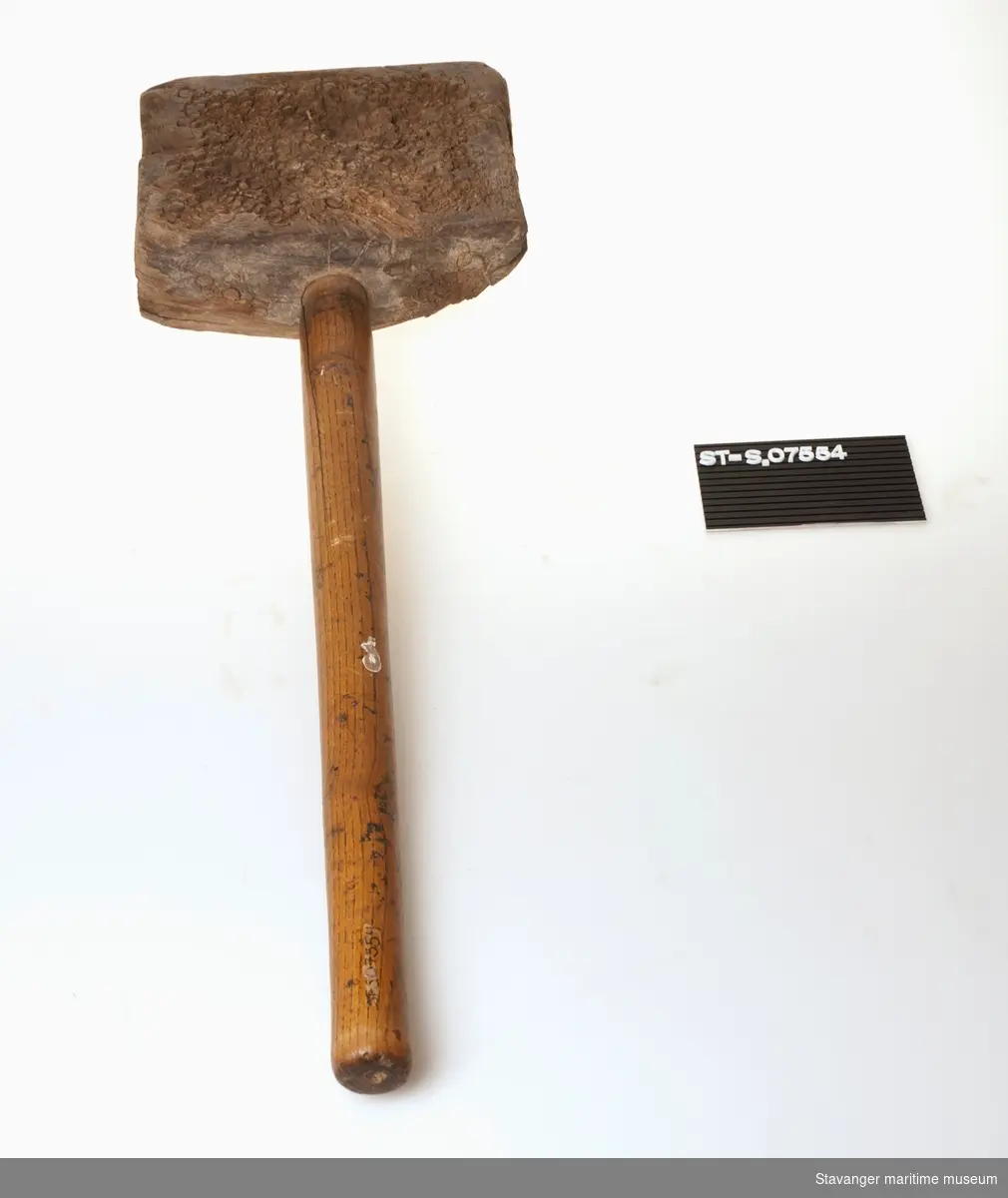 Kobberslager hammer for å folde kopper på tak: Blikkenslagerverktøy.