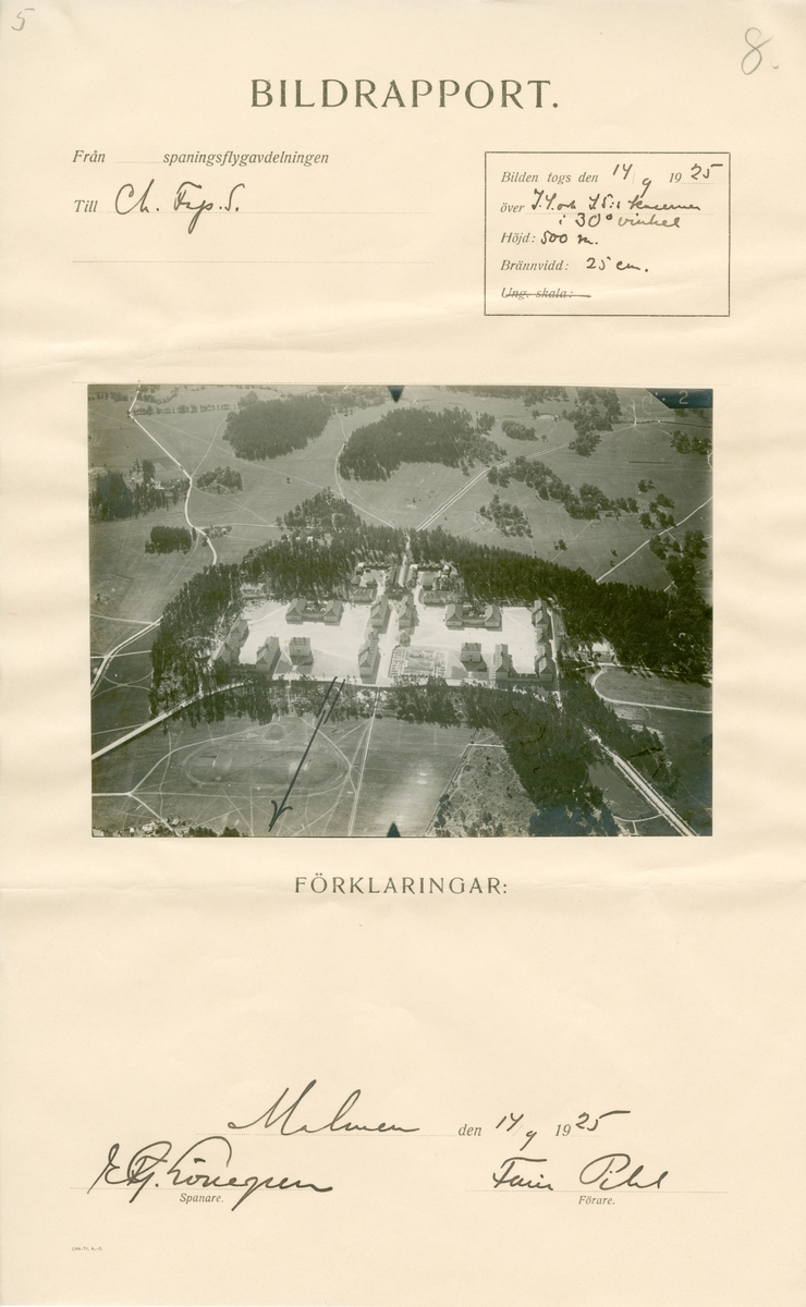 Flygfotografi av kasern för I 4 och I 5 i Linköping från 500 meters höjd i 30 graders vinkel den 14 september 1925. Foto påklistrad på bildrapport från spaning vid flygspanarskolan på Malmen.