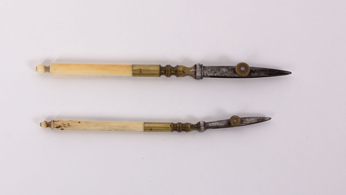 To stykker rissepenner brukt av skipskonstruktør Ananias Dekke ved Georgernes Verft. Med regulærbar spiss og skaft av elfenbein.