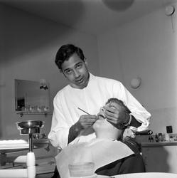 Tannlege Bipradas Sanyal fra Calcutta, ansatt ved tannklinik