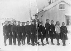 Elever og lærer ved Skogen skole på Rindalsskogen, ca. 1917.