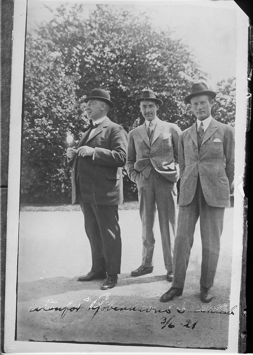 Tre menn på gaten, datert 3. juni 1921. Fotografert 1925.