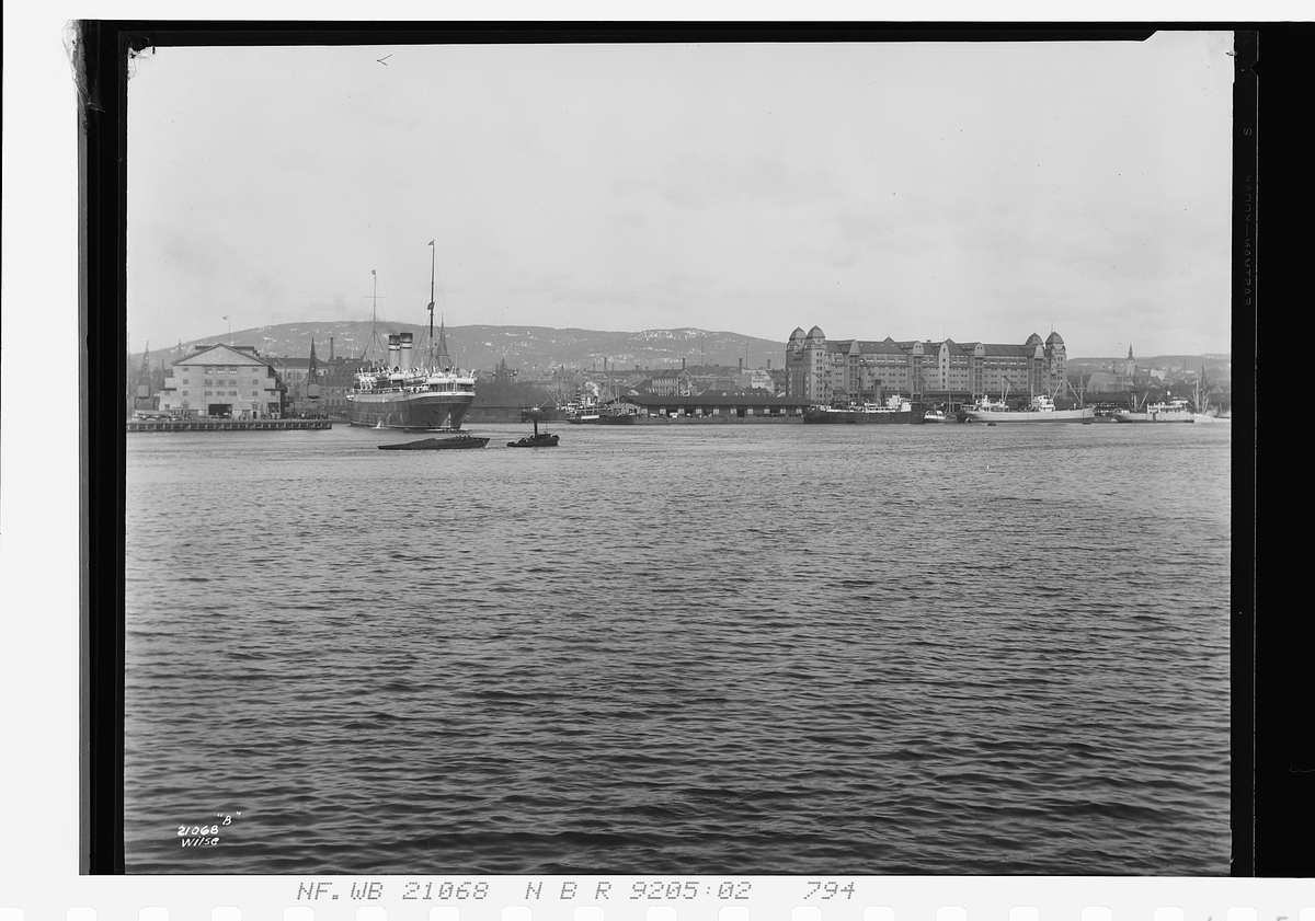 Dampskip og mange skip ligger til kai i Bjørvika. Fotografert 1927.