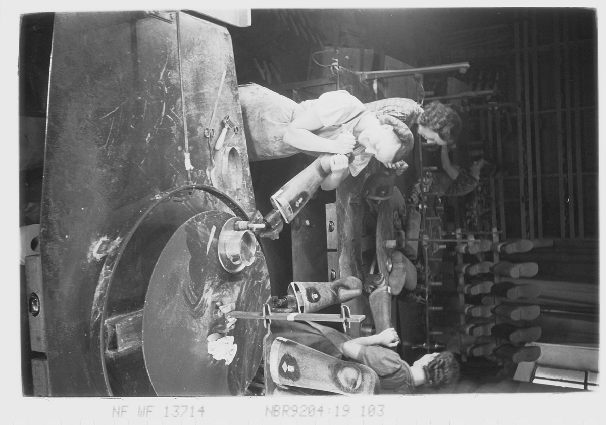 Kvinnelige ansatte i produksjon av gummivotter. Den Norske Kalosje- & Gummivarefabrikk A/S, senere Mjøndalen Gummivarefabrikk, Eiker. Fotografert 1940.