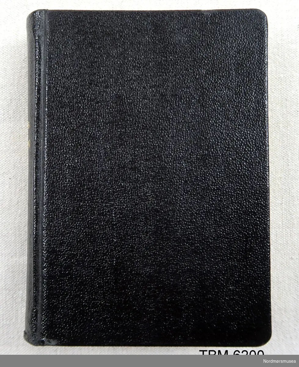 Salmebok av vanleg type. Svart bind og gullskrift på ryggen. 860 sider.