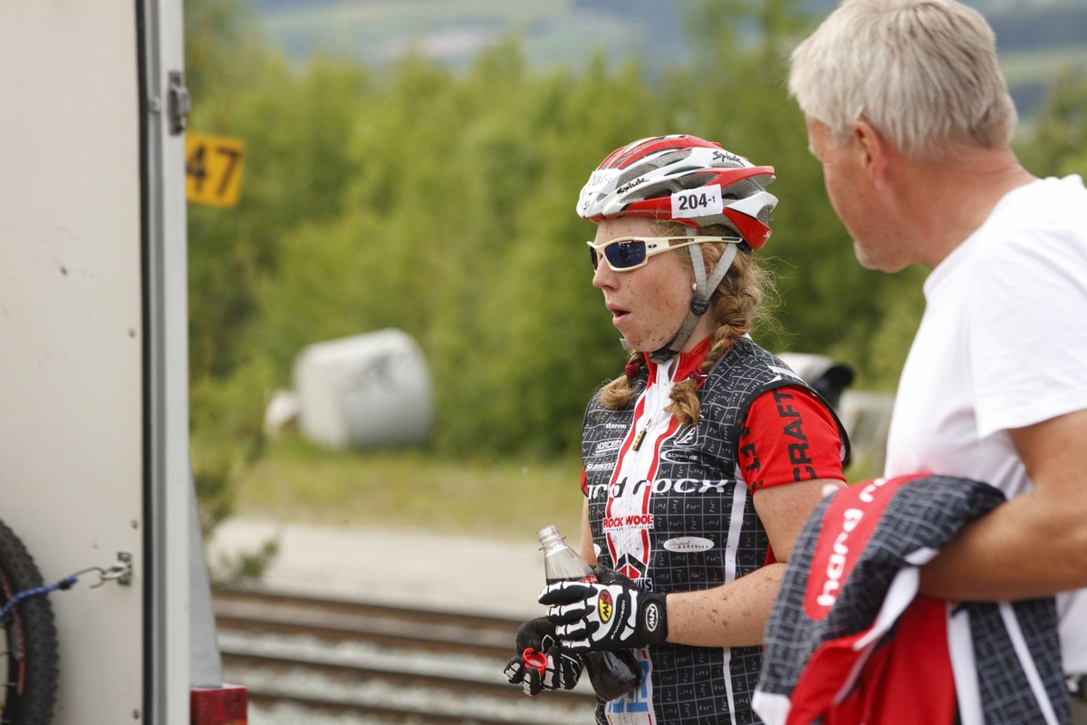 Craft MTB 6-dagers terrengritt på sykkel, Trondheim-Oslo. Slitne syklister ved servicebil