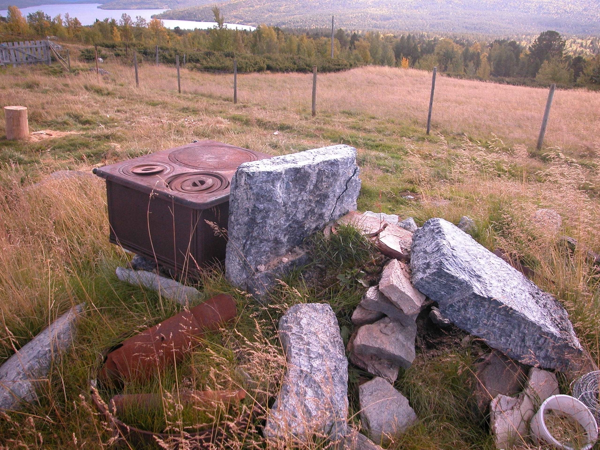 kleberstein, deler av peis, Storstrømvanen, Garvikåsen