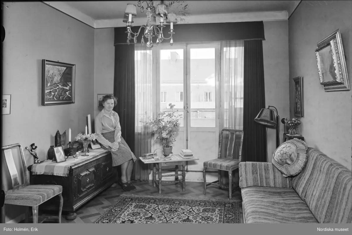 Interiör, kvinna i vardagsrum ”Gustavsson”