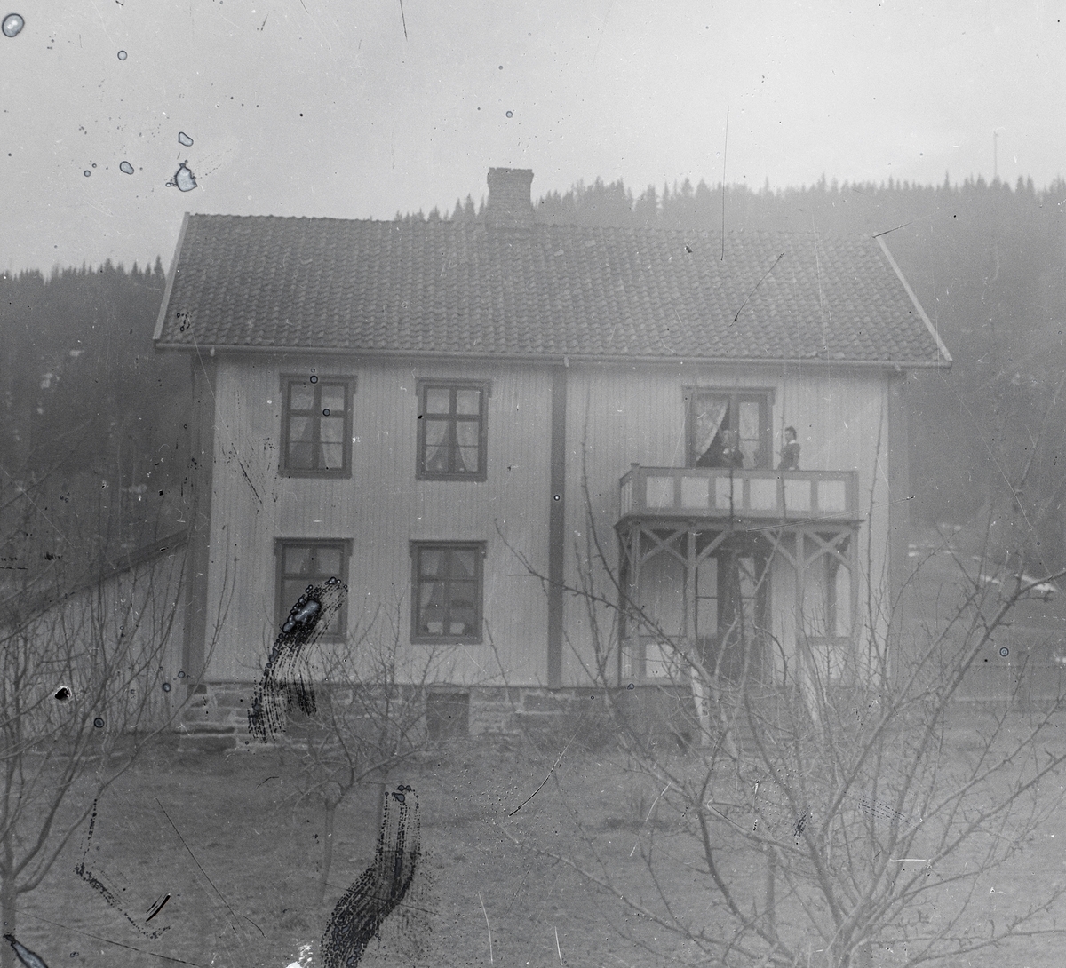 Prospektfotografi av Byrud gård ved Minnesund. På balkongen står to kvinner. Her startet Edward Yates Aston gruvedrift etter smaragder i 1899.
