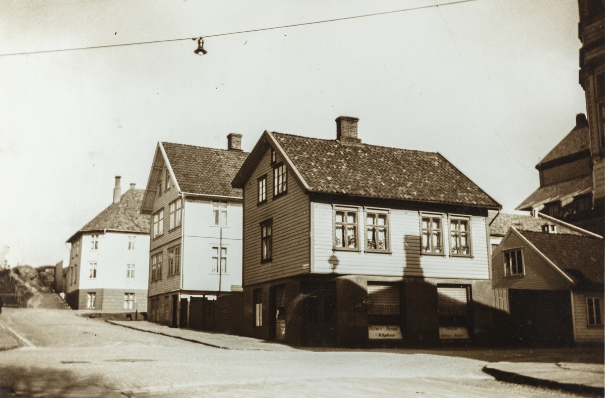 Gatekrysset Sørhauggata/Åsebygata og Åsebygata/Skåregata sett mot sydøst, ca. 1938.
