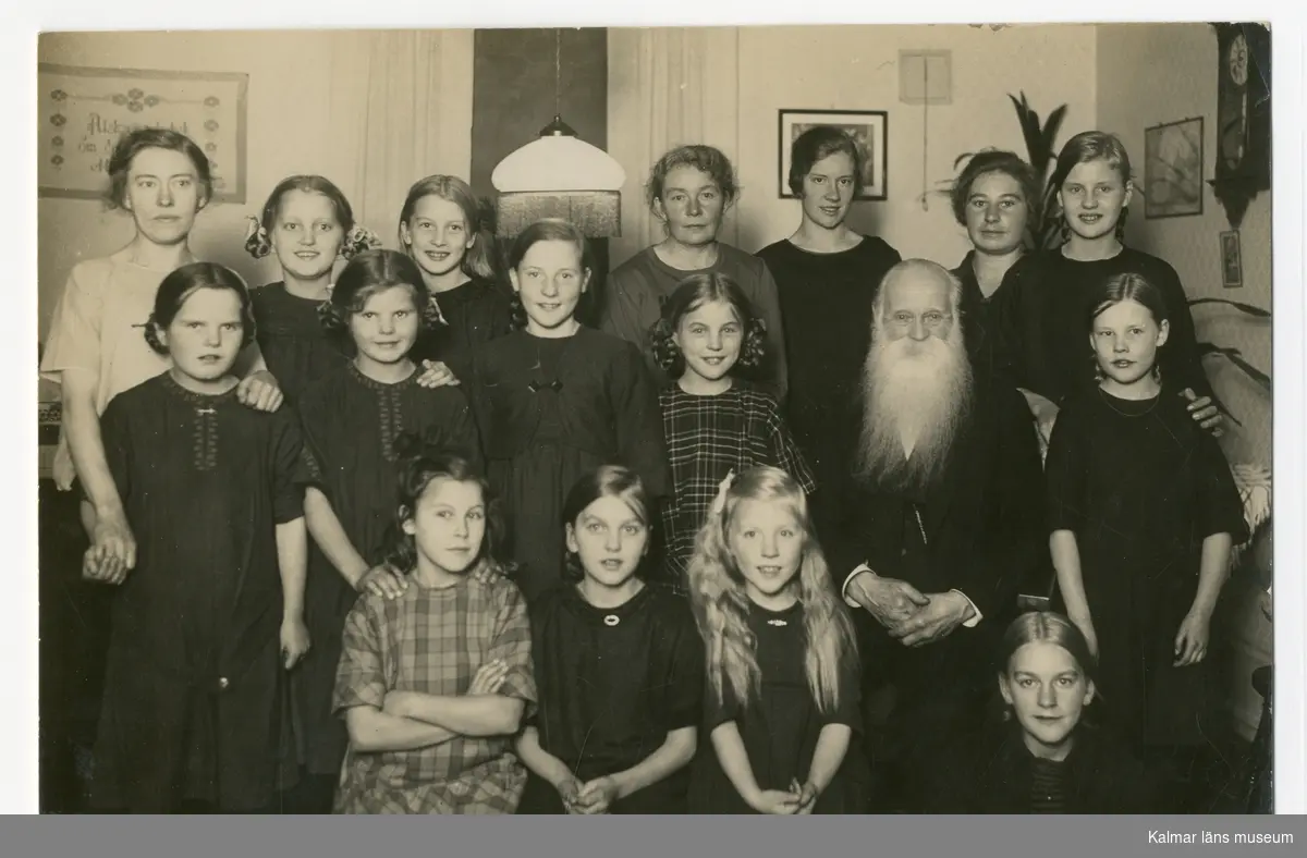 Anna Severina Petersson med flickor på barnhemmet i Kalmar.