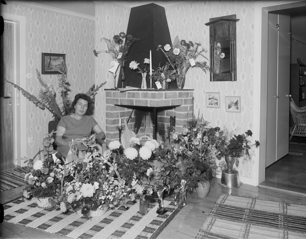 Jansson i hemmiljö omgiven av blommor firar 50-årsdagen, Östhammar, Uppland