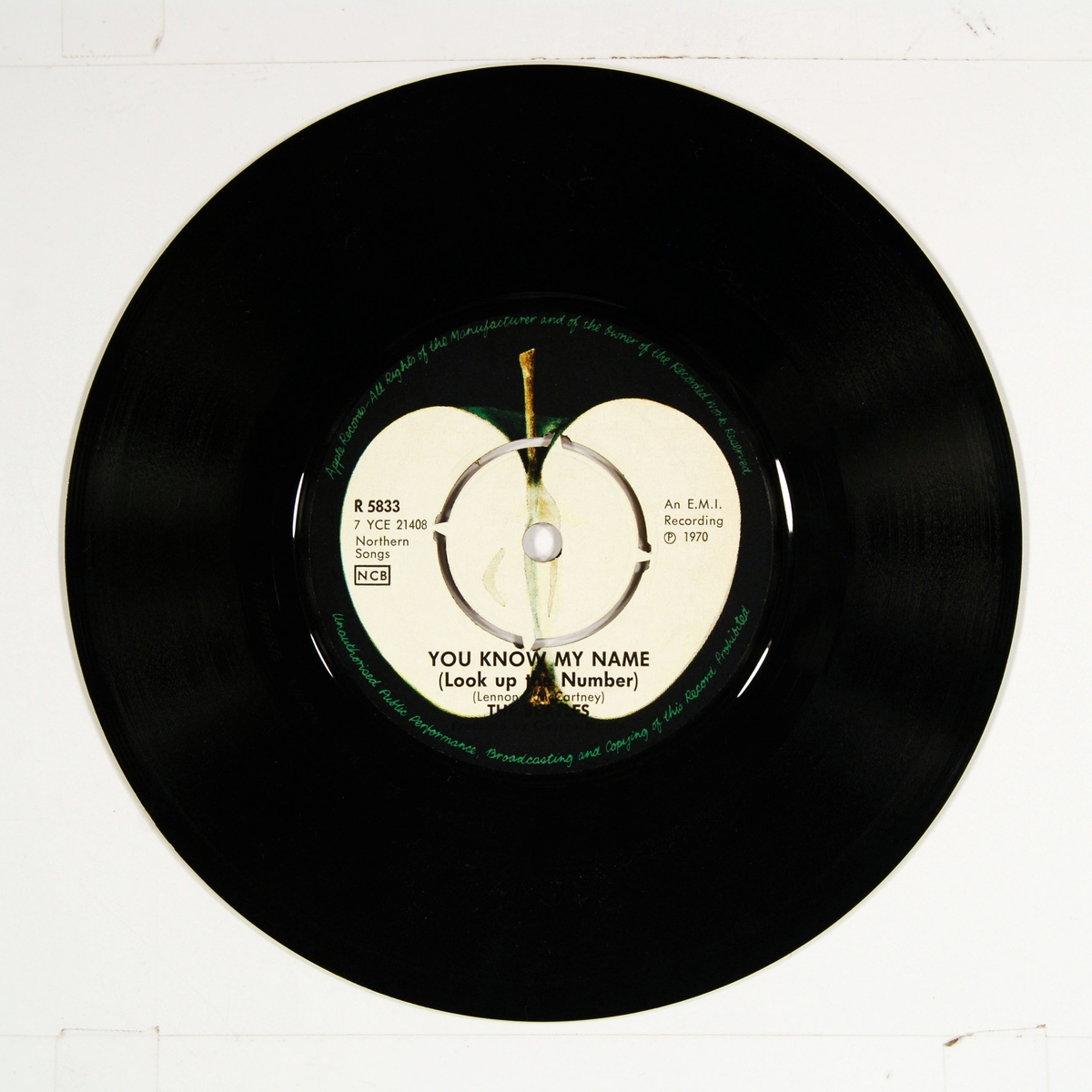 Rutenett med bilde av hvert av medlemmene i "The Beatles" på coveret. Plateetiketten viser et grønt eple på A-siden og et delt eple på B-siden.