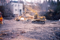 Anleggsarbeid med gravemaskin nedenfor Kistefoss II og det e