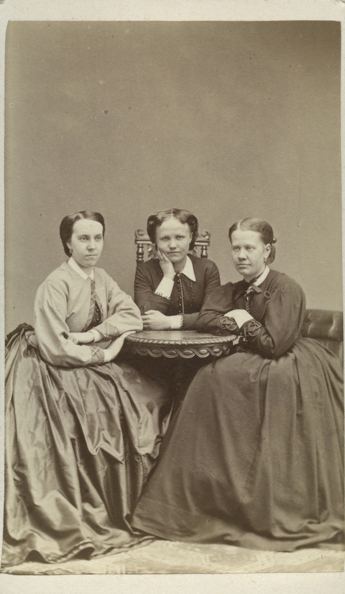 Tre kvinnor i porträtt.