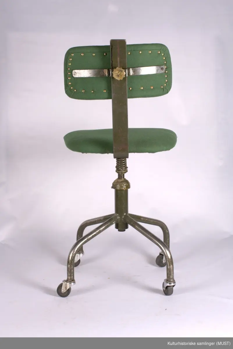 Kontorstol med sekundært grønt trekk i sete og rygg. Justerbar rygg og setehøyde.