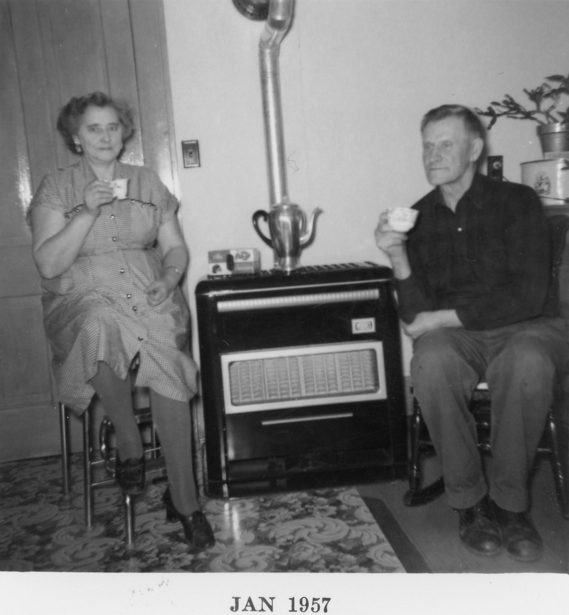 Mann og kvinne foran radioapparat