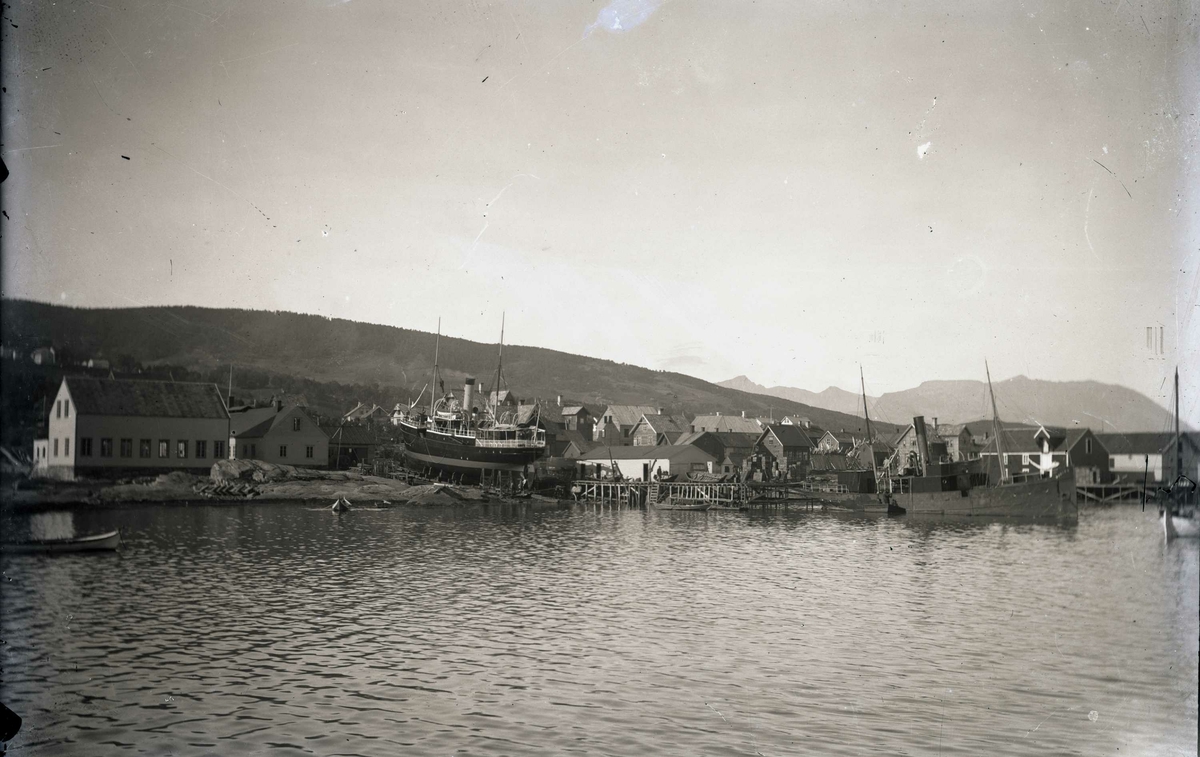Skip på slip hos Harstad mekaniske verksted, fotografert fra sjøsiden i 1899.