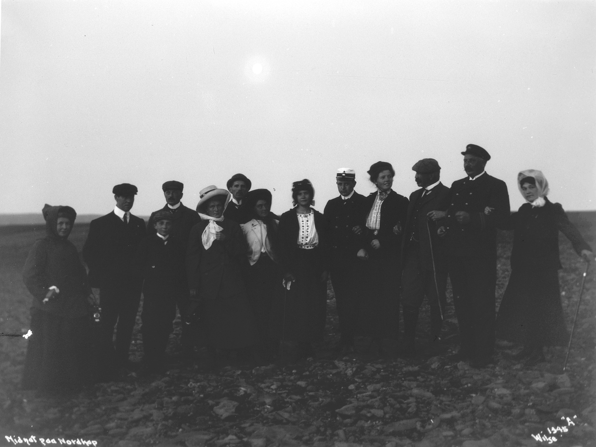 Turistgruppe på Nordkapp ved midnatt 1908.