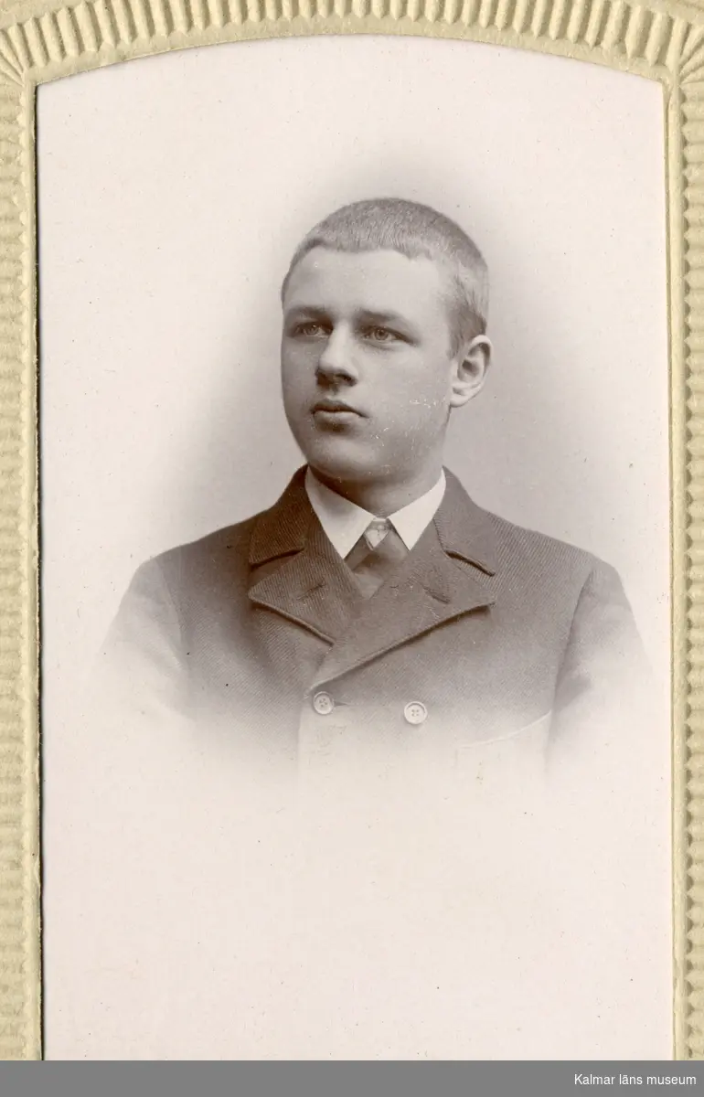 En ljushårig man klädd i grå dubbelknäppt rock och vit skjorta, eventuellt Gottfrid Severin Petersson.
