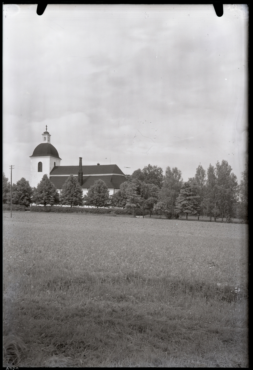 Odensvi kyrka i Köping, sedd från syd-ost.