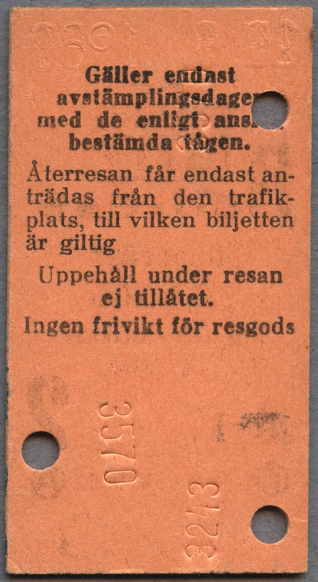Badresebiljett för SJ persontåg, halv, på sträckan Södervärn och Skanör Falsterbo och åter. Biljetten kostade 2,70 kronor. Ett gammalt pris på 2.40 är övertäckt.
Biljetten har ett stansat datum i toppen och är klippt två gånger. Biljetten är av orange papp i Edmonsonskt format.
