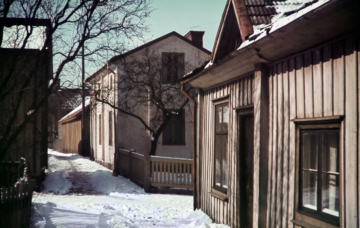 Vinter på Lilla Sandgärdsgatan. Båtsmansbacken i Växjö, sent 1950-tal.