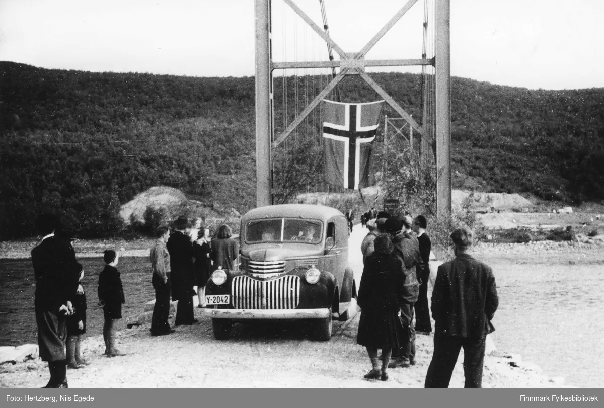 Åpningen av Tana bru 16.8.1948. Vegvesenets varebil Chevroleten (Y-2042) har kommet over bruen. 