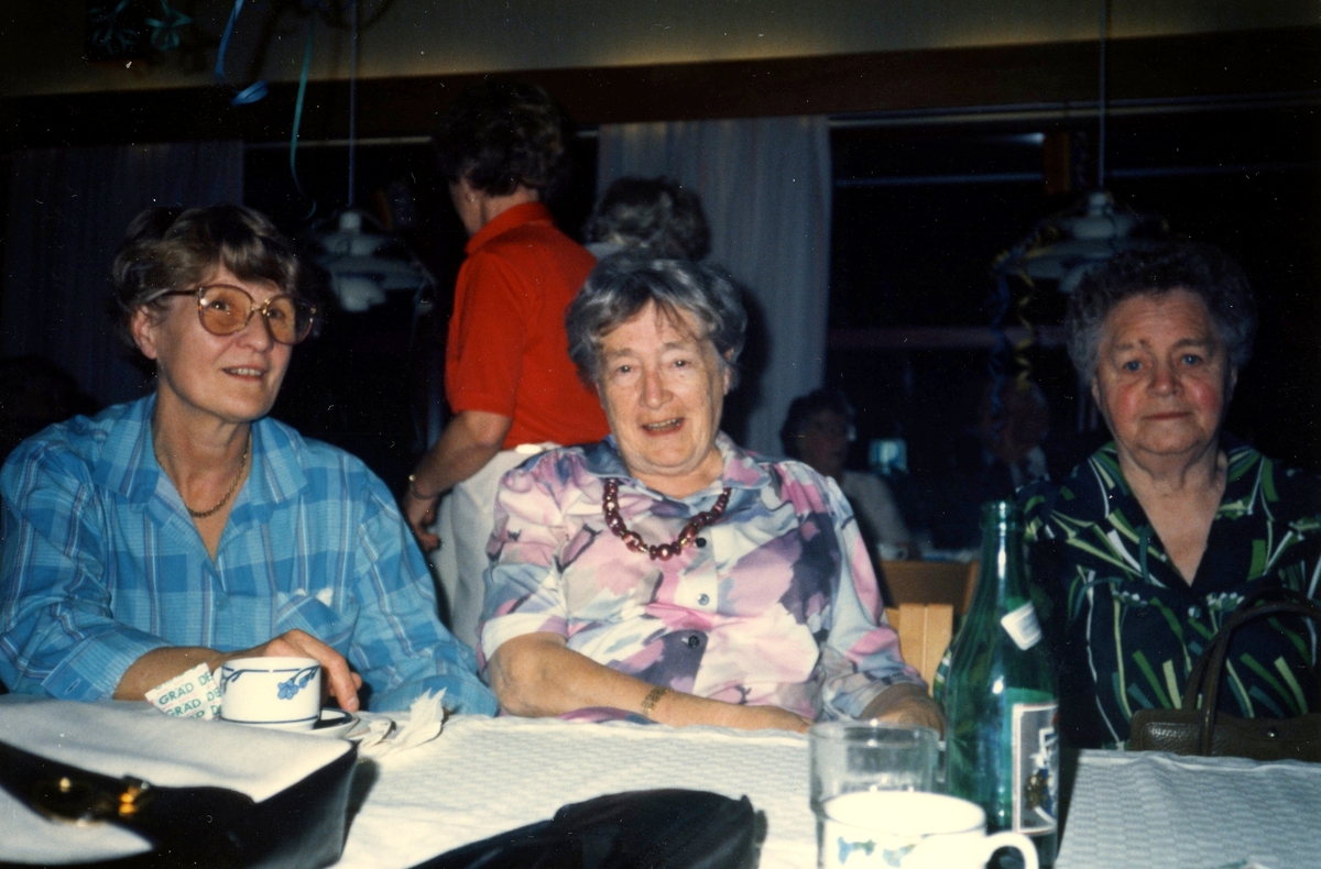 Brattåsgårdens matsal cirka 1986 - 1990. Från vänster: föreståndare Aina Ekstedt samt två okända kvinnor.