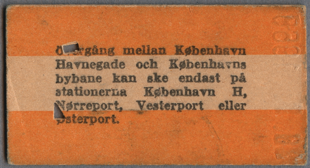 Tur- och returbiljett av Edmondsonskt format från Københavns bybane. På biljetten står det "Malmö F eller hamn (Skeppsbron) KØBENHAVNS BYBANE och åter". På biljetten står det "Gäller 2 månader". Biljetten var giltig i andra klass och kostade 5,78 svenska kronor. I toppen av biljetten finns ett präglat datum. Biljetten är klippt. På baksidan av biljetten står det "Övergång mellan København Havnegade och Københavns bybane kan ske endast på stationerna København H, Nørreport, Vesterport eller Østerport." Biljetten är ljus i mitten med orangea fält på sidorna.
