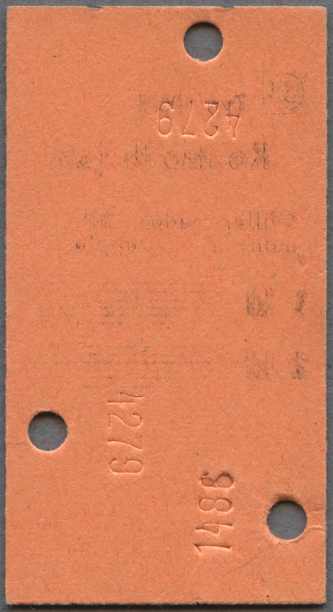Kontrollbiljett från SJ av orange papp i Edmondsonskt format. På biljetten står det "Gäller endast tillsammans med gruppbiljett" samt ifyllt "5104" med blå bläckpenna bredvid "2 kl". Biljetten är klippt tre gånger.