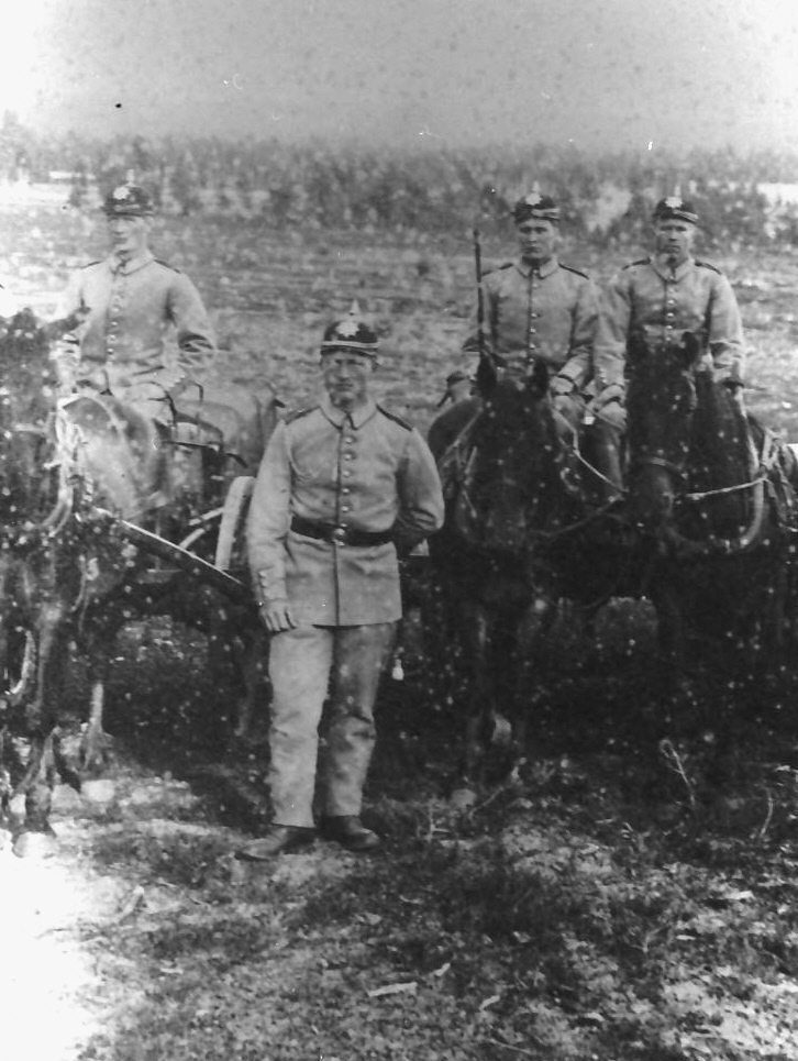 Soldater til hest, ca 1905, utsnitt av forrige bilde. 