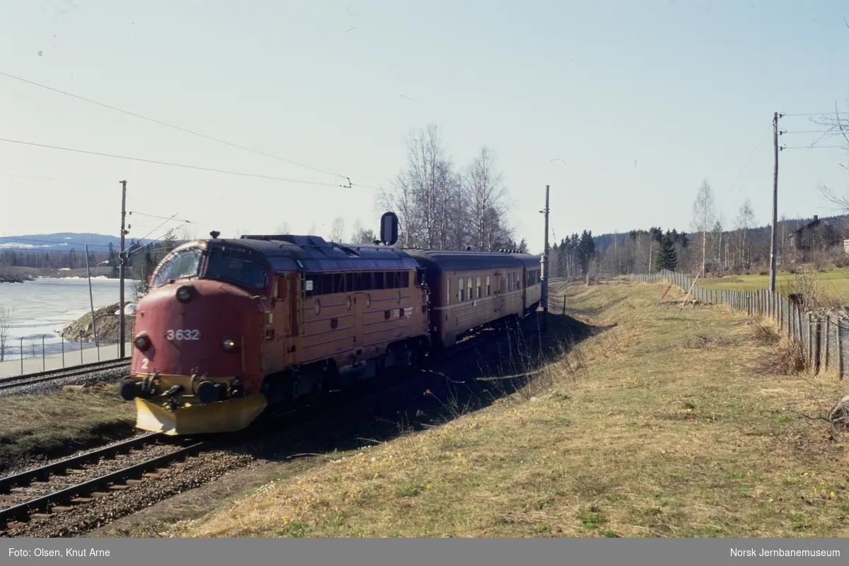 Diesellokomotiv Di 3 632 med persontog fra Fagernes til Oslo S, tog 284, ved innkjørsignalet på Eina stasjon