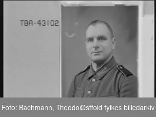 Portrett av tysk soldat i uniform,  Herbert Hansen.
43102 ikke funnet i bestillingsprotokoll, men 43101 er Herbert Hansen. Negativ notert som Hausen.
